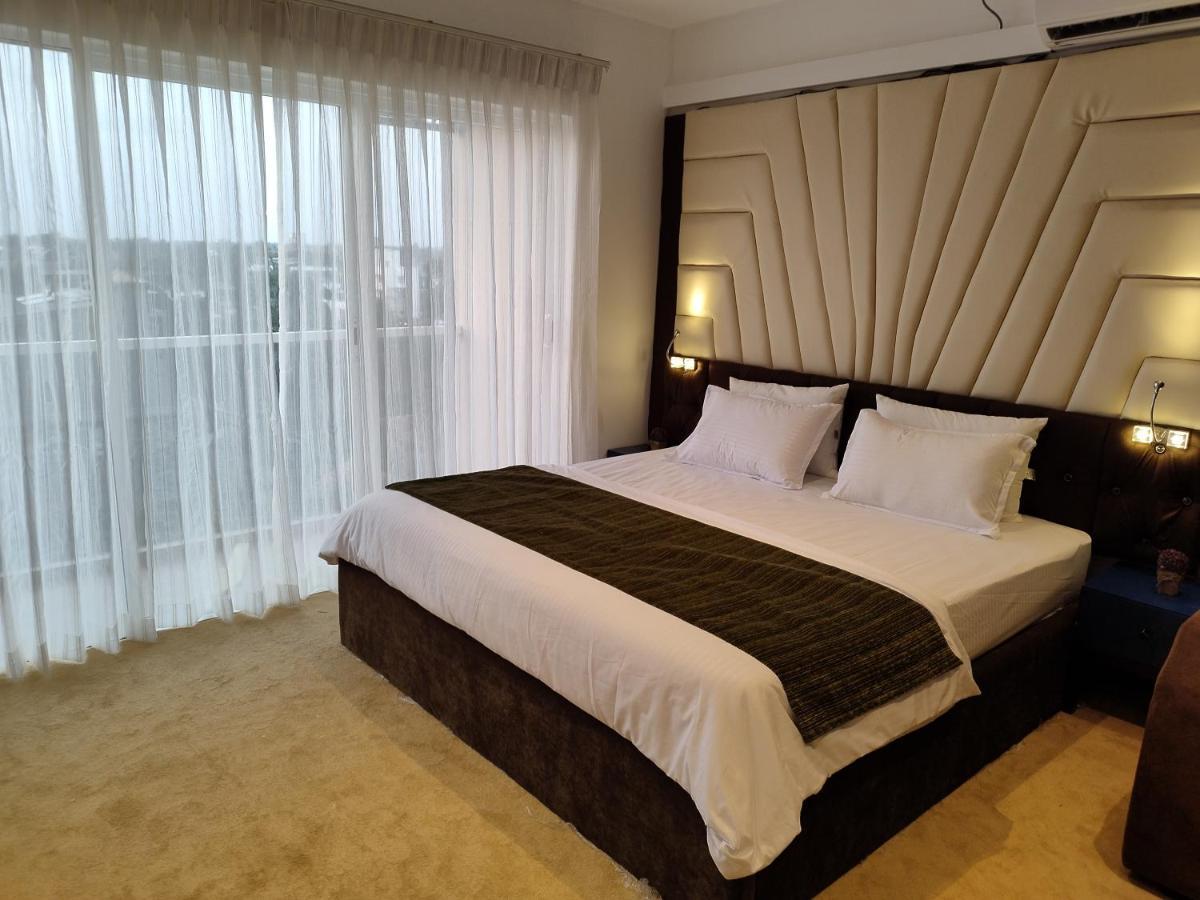 Ocean Breeze Condo By Lake Infinity Негомбо Екстериор снимка
